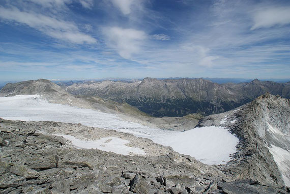 Die Sicht nach Norden ist gewaltig und reicht vom Dachstein bis zum Toten Gebirge
