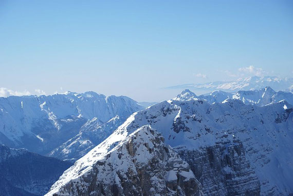 Vom Wandfuß der beeindruckende Blick zum Alpenrand