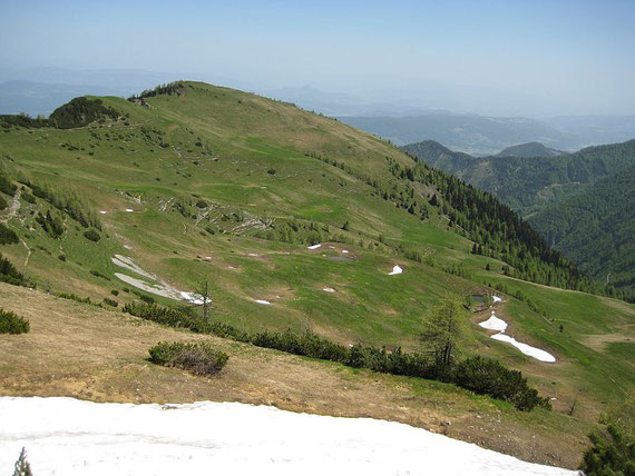Beim Aufstieg zum Großen Frauenkogel öffnet sich der Blick in den herrlichen Kessel der Roschitzaalm, im Hintergrund der Kleine Frauenkogel