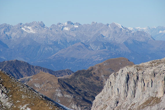 Die Ringmauer mit dem Hochwipfel, im Hintergrund die Lienzer Dolomiten (braune Gipfel im Vordergrund)