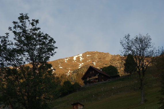 Von Teuchl aus zeigt sich das Ziel im Morgenlicht