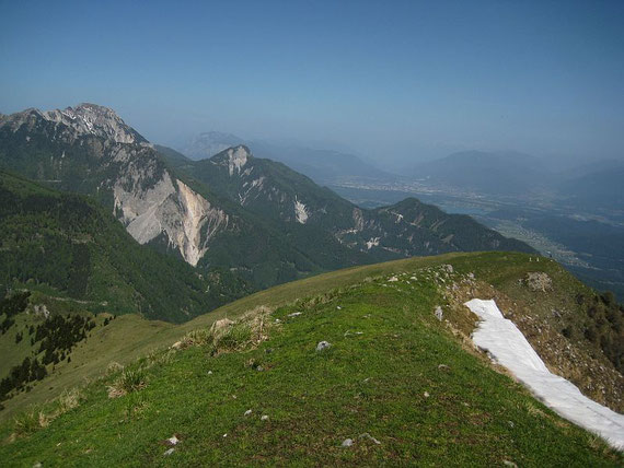 Im Dunst kann man den Dobratsch erkennen, links im Bild erhebt sich der Mittagskogel und der markante Ferlacher Spitz, im Tal wartet der Faaker See auf die ersten mutigen Badegäste