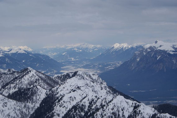 Vom Gipfel aus bietet sich dann ein herrliches Panorama, hier der Blick ins Gailtal mit dem Dobratsch und dem Spitzegelkamm rechts und dem Oisternig links