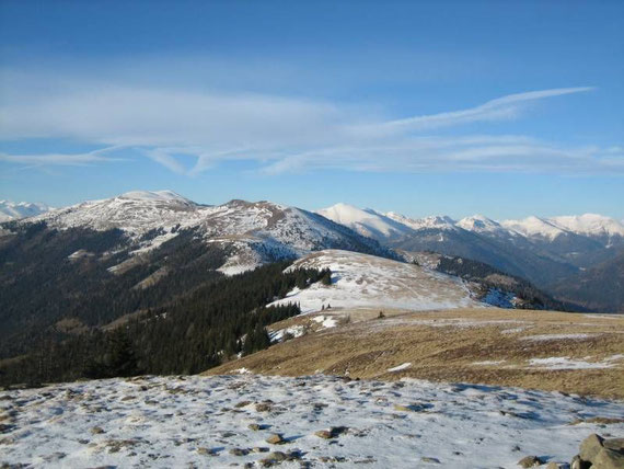 Vom Gipfel aus hat man einen herrlichen Rundblick. Hier zeigen sich im Nordwesten der Mirnock (2110m, abgeweht) sowie der Rosennock (2440m, rechts davon)