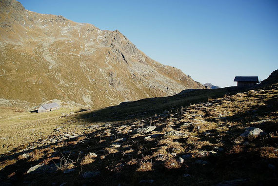 Die Halterhütte bzw. der Stall (links vom Stall beginnen wieder die Markierungen)