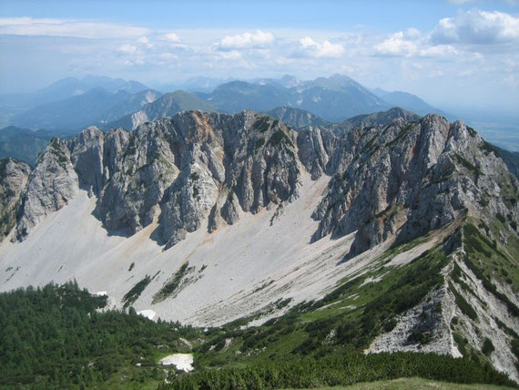 Das Kar, durch welches der Aufstieg zum Krainer Törl (Schulter am rechten Bildrand) erfolgt, vom Hühnerkogel aus gesehen. Im Hintergrund zeigen sich der Kahlkogel und auch der Hochstuhl