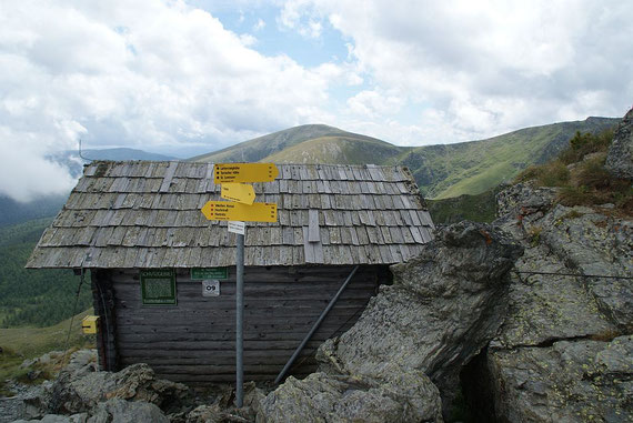 Bei der kleinen Hütte (ev. Notbiwak), im Hintergrund der Große Speikkofel