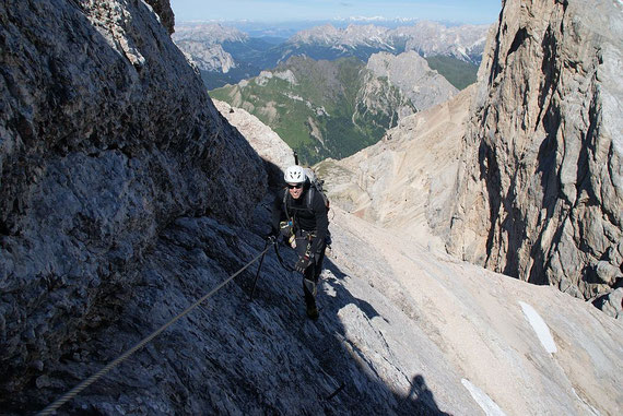 Eine der zahlreichen Querungen im Klettersteig
