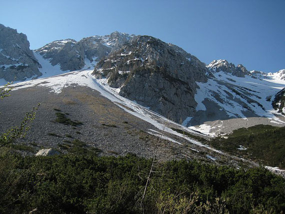Ein erster Blick hinauf zum Hochstuhl, über den teils bewachsenen Rücken führt der Klettersteig