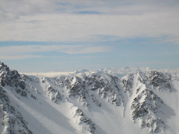 Der Kamm von Hochstuhl zum Weinasch, im Hintergrund die Julischen Alpen
