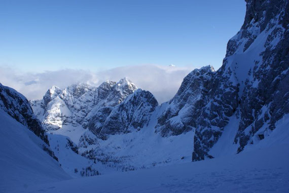 Blick vom Sella Nabois hinunter zum Rif. Pellarini (Normalanstieg zum Naboissattel), im Hintergrund ragt der Mangart aus dem Hochnebel heraus
