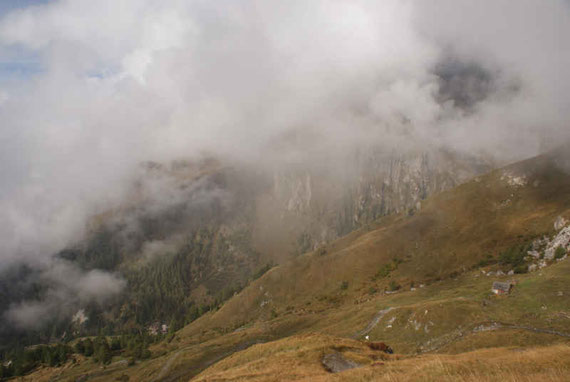 Die Tinklwinklalm und tief im Tal das Lucknerhaus