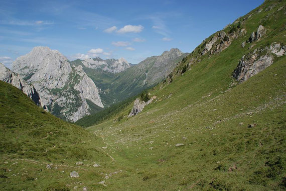 Blick vom schönen Sattel nach Westen zur Raudenspitze (rechts)