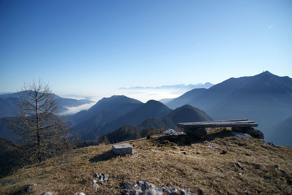 Blick nach Osten über das Nebelmeer, am Horizont sind die Karawanken zu erkennen