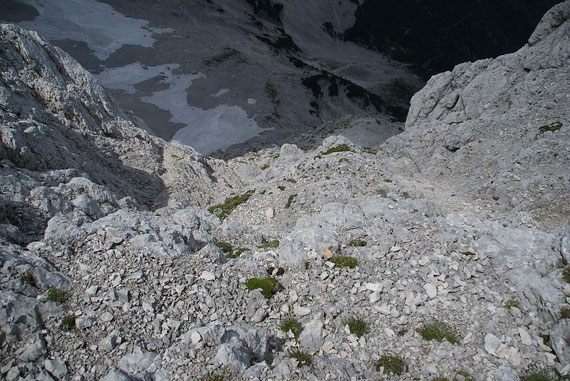 Vom Mlinarsko sedlo der Tiefblick über die Abstiegsroute hinunter ins Kar