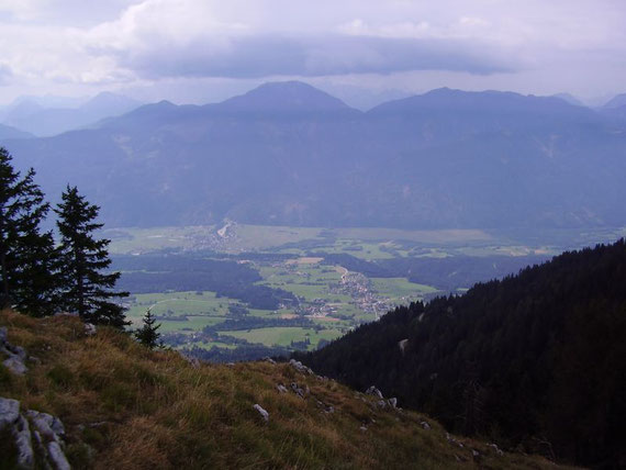 Knapp unterhalb des Gipfels der Blick nach Süden ins Gailtal (St. Stefan und Vorderberg) sowie auf den Oisternig (2052m)