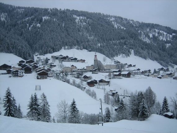 Blick nach Maria Luggau (1173m) und die Wallfahrtskirche samt Kloster