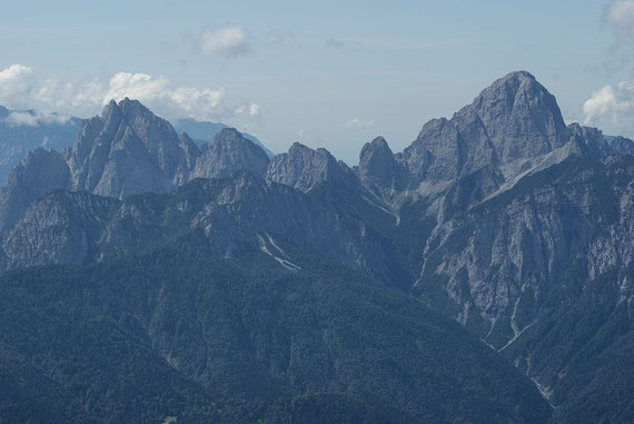 Zwischen Monte Sernio und Creta Grauzaria hindurch reicht der Blick bis zum Meer