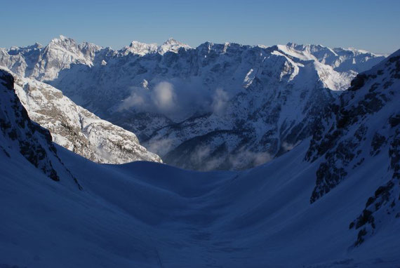 Von Südosten her ist die Bärenlahnscharte deutlich einfacher zu besteigen und stellt eine schöne Firntour dar, im Hintergund erhebt sich der Triglav