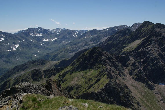 Vom Kehlluckerlkopf lässt sich das gesamte Ausmaß dieser Rundtour schön erkennen, links der Bildmitte mit den Schneefeldern erhebt sich das Kreuzeck