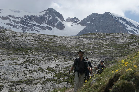 Abstieg zurück zum Pass, die Punta Penia ständig im Rücken