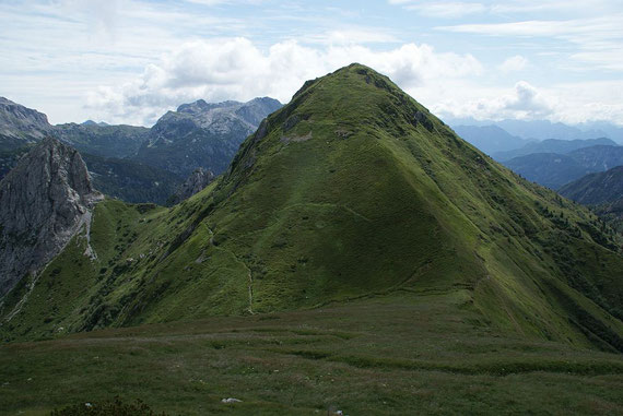 Beim Abstieg der Blick zum Monte Pizzul, welcher von zahlreichen italienischen Laufgräben aus dem 1. Weltkrieg durchzogen wird.