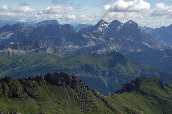 Traumhafte Aussicht zu den unzähligen Dolomitengipfeln
