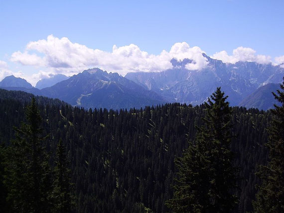 Blick in die Julischen Alpen; links der Monte Lussari und der Cacciatore rechts im Nebel der Wischberg