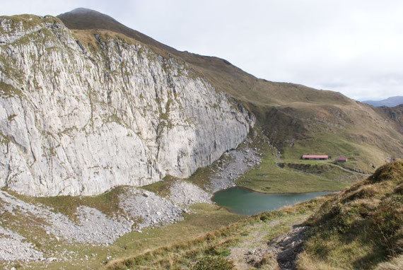 Nochmals der Blick zurück zum See, samt der "Kletterwand"