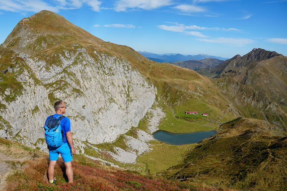 Nochmals der Blick zurück zum See, samt der "Kletterwand" und dem Promos (links)