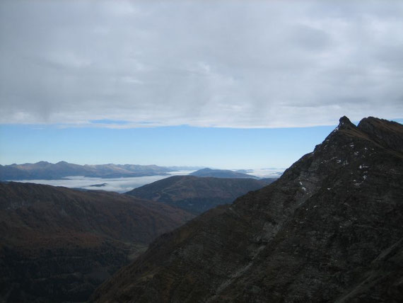 Nach Nordosten hin reicht der Blick weit über den von Hochnebel bedeckten Lungau hinaus. Am rechten Bildrand ist die Wandspitze zu sehen