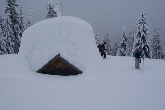 In knapp über 1600m steht diese Hütte, der Schnee türmt sich hier weit über 2m hoch!