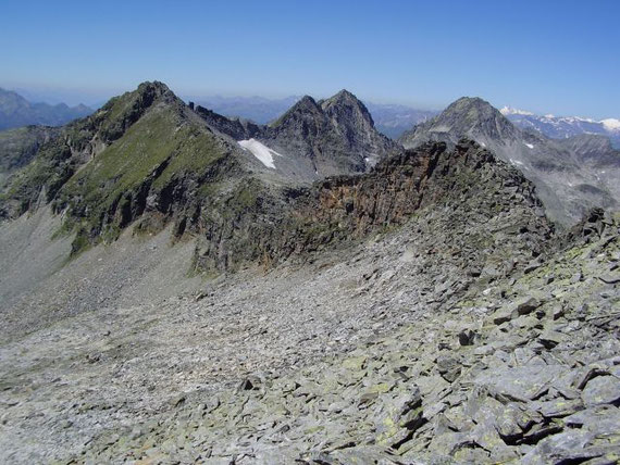 Der Blick über die Aufstiegsroute zum Riekener Sonnblick (2875m, im Grat vor den grünen Steilhängen liegt das G'wändschartl), Riekenkopf (2896m) und die Trist'n (2929m)