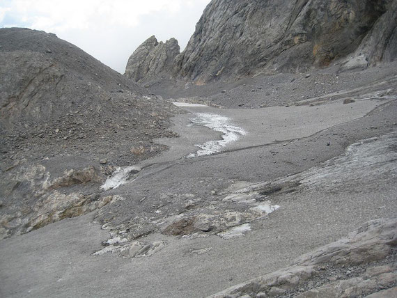 Der Eisscheitel ist noch von einer Firnschicht (grauer Schnee) bedeckt