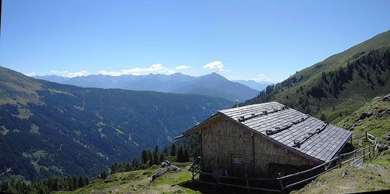 Der Blick von der Alm zurück nach Osten