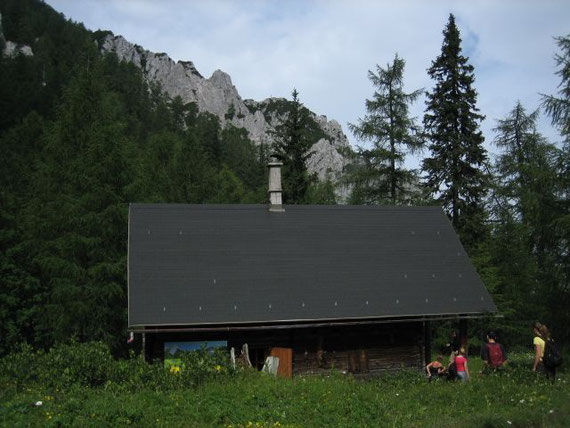 Die Mitzl- Moitzl- Hütte, im Hintergrund der Gipfel des Mallestiger Mittagskogels