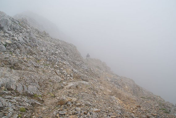 Leider dichter Nebel in der schuttigen Gipfelflanke der Torkarspitze