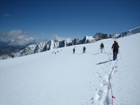 Unsere zwei 5er Seilschaften (und eine holländischen 3er Seilschaft, die es nicht mehr auf den Gipfel schaffte) am Weg vom Bruchkogeljoch zur Wildspitze