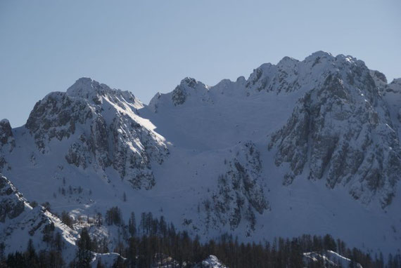 Ein Blick zurück auf den Cacciatore (rechts) und eine der vielen Scharten (ganz links, vgl. Bild 2)