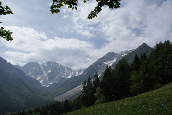 Im Süden erheben sich der Hochtuhl (links) sowie der Weinasch (rechts)