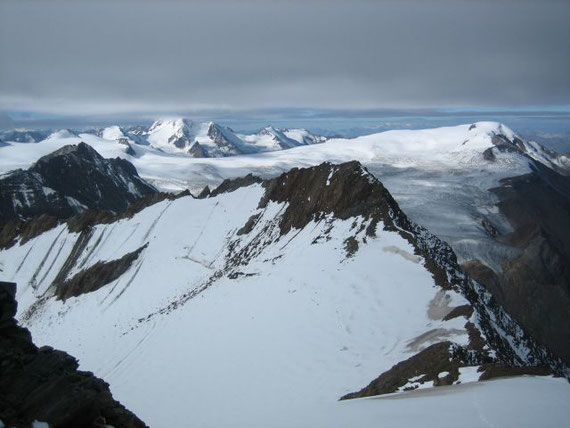 Vom Gipfel aus bietet sich ein herrliches Panorama. Bei noch dichter Bewölkung liegt der Gipfel der Weißkugel (3739m) noch in Wolken während die Weißseespitze (3510m, rechts) bereits frei ist