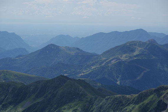 Der Blick reicht bis zum Meer (heller Streifen am Horizont)