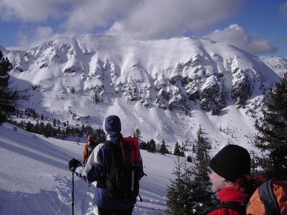 Blick nach Nordwesten auf den Kreuzkogel (2027m) und seine Wächten