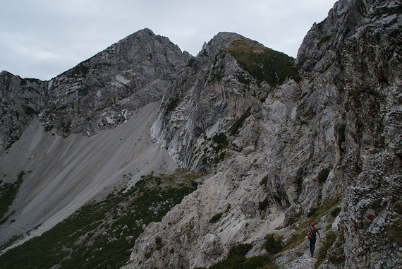 Kurz nach der Abzweigung in 1749m am ausgesetzten Weg ins Kar, im Hintergrund die Due Pizzi