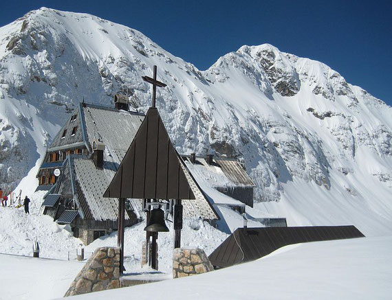 Der Triglavski dom mit 2515m die höchste slow. Schutzhütte und Wetterstation, im Hintergrund rechts der Triglav- Gipfel
