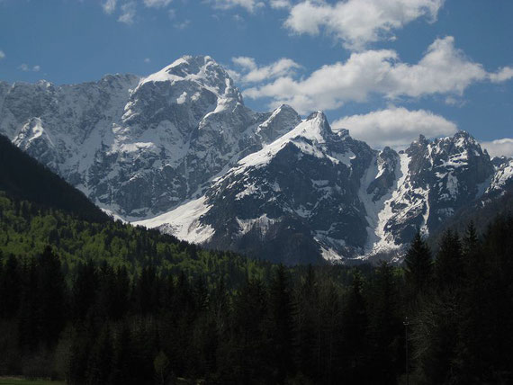 Nochmals eine Übersicht: Mangart, rechts davor unscheinbar der Kleine Mangart, dann der Travnik und rechts die Lahnscharte