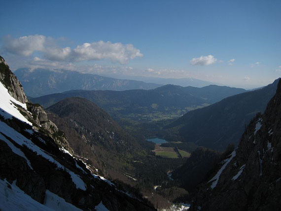 Tief unten liegt der Obere Weißenfelser See (Ausgangspunkt), im Hintergrund erhebt sich der Dobratsch (2167m)
