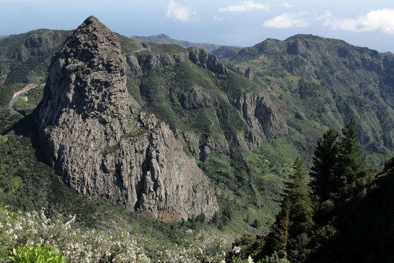 Blick vom Cumbre Tajaqué zum Roque de Agando La Gomera