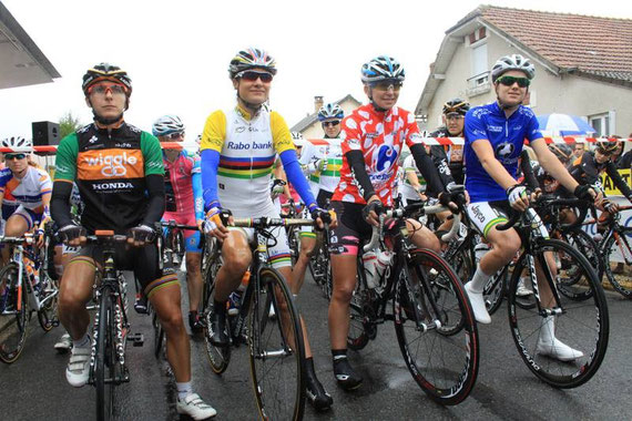 Trophé d'or avec le maillot de meilleure grimpeuse