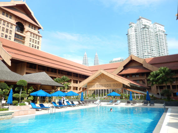 Pool mit Blick zu den Petronas Towers